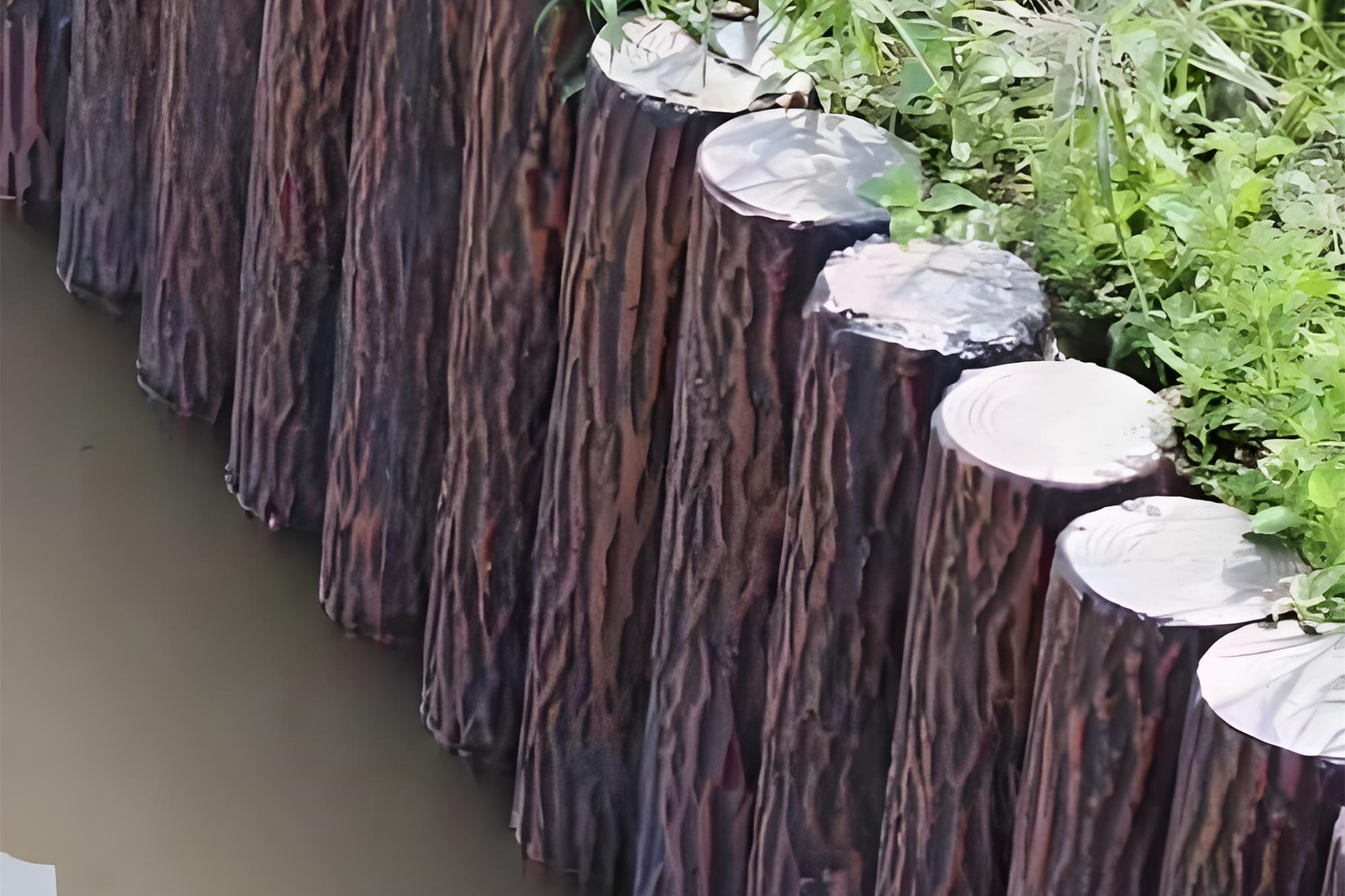 水泥樁批發(fā)廠家泓樺錦嘉-水泥仿木樁的顏色會(huì)褪色嗎？