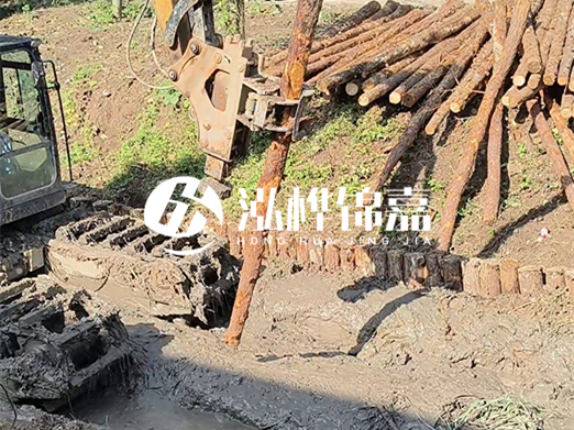 松木樁廠家泓樺錦嘉-原木松木樁的采購(gòu)注意事項(xiàng)？