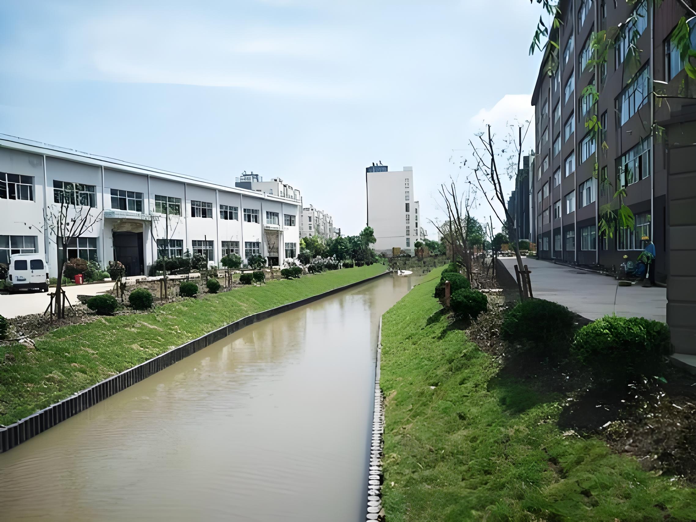 水泥仿木樁廠家泓樺錦嘉 - 河道仿木樁的規(guī)格怎么根據(jù)河道寬度選？