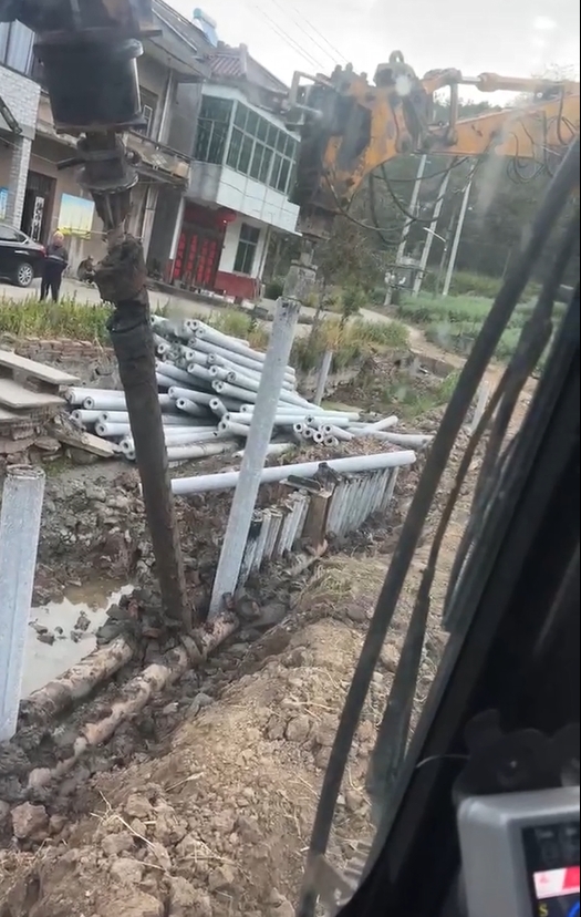 水泥仿木樁廠家泓樺錦嘉-水泥樁打樁是否需要預(yù)鉆孔？